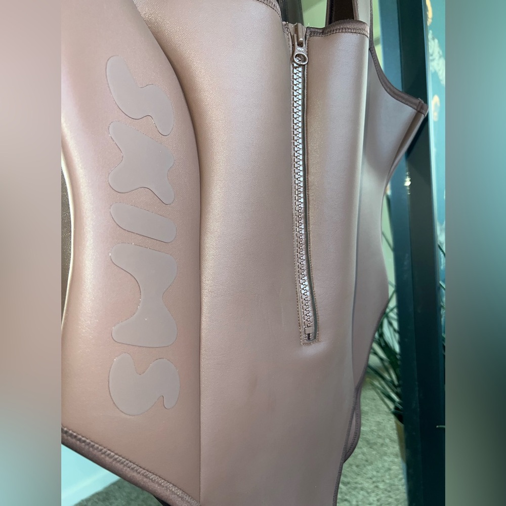 SKIMS RUBBERIZED SCUBA SWIM SCOOP NECK ONE PIECE in cocoa NWT - Picture 6 of 9